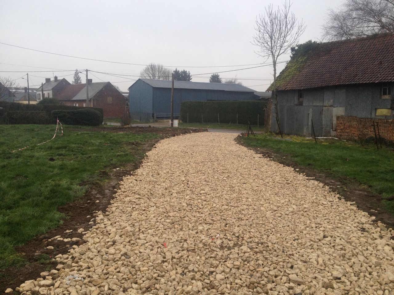 Terrain et chemin d'accs de la maison vu de la porte d'entre .