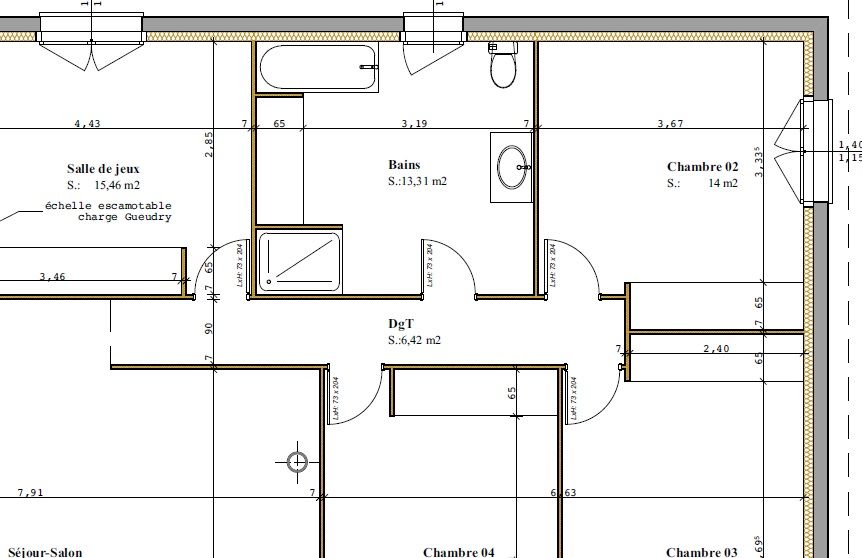 voici la salle de bain et ce qu'il l'entour