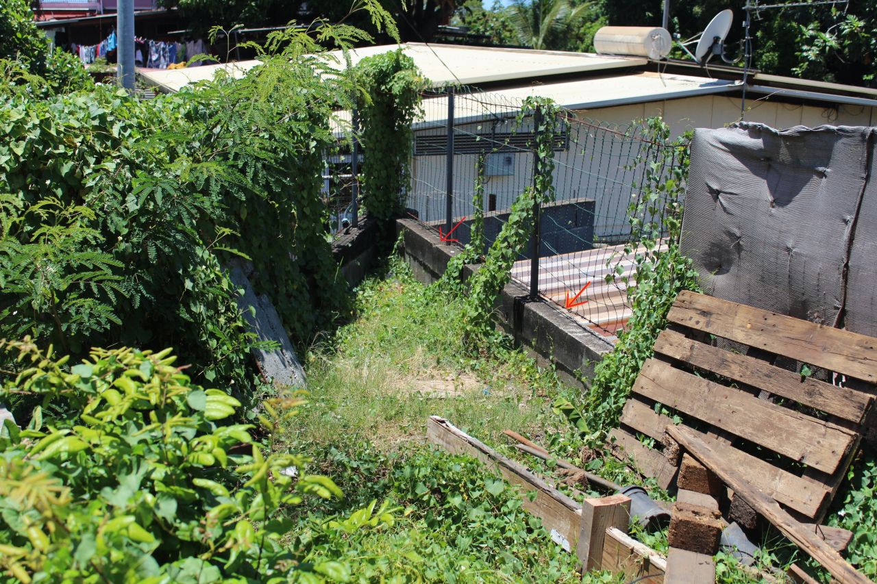 Mur de soutnement qui retient la terre cependant le voisin  construit un abris pour tendre ses vtements. Perso, ce bout de terre ne me sert  rien.