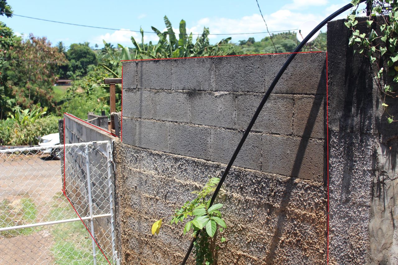 Ici, le mur des voisins construit au milieu de la servitude et accol  la pointe de mon mur de soutnement.