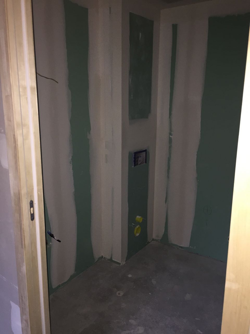 Future salle d'eau avec WC suspendu, bandes OK