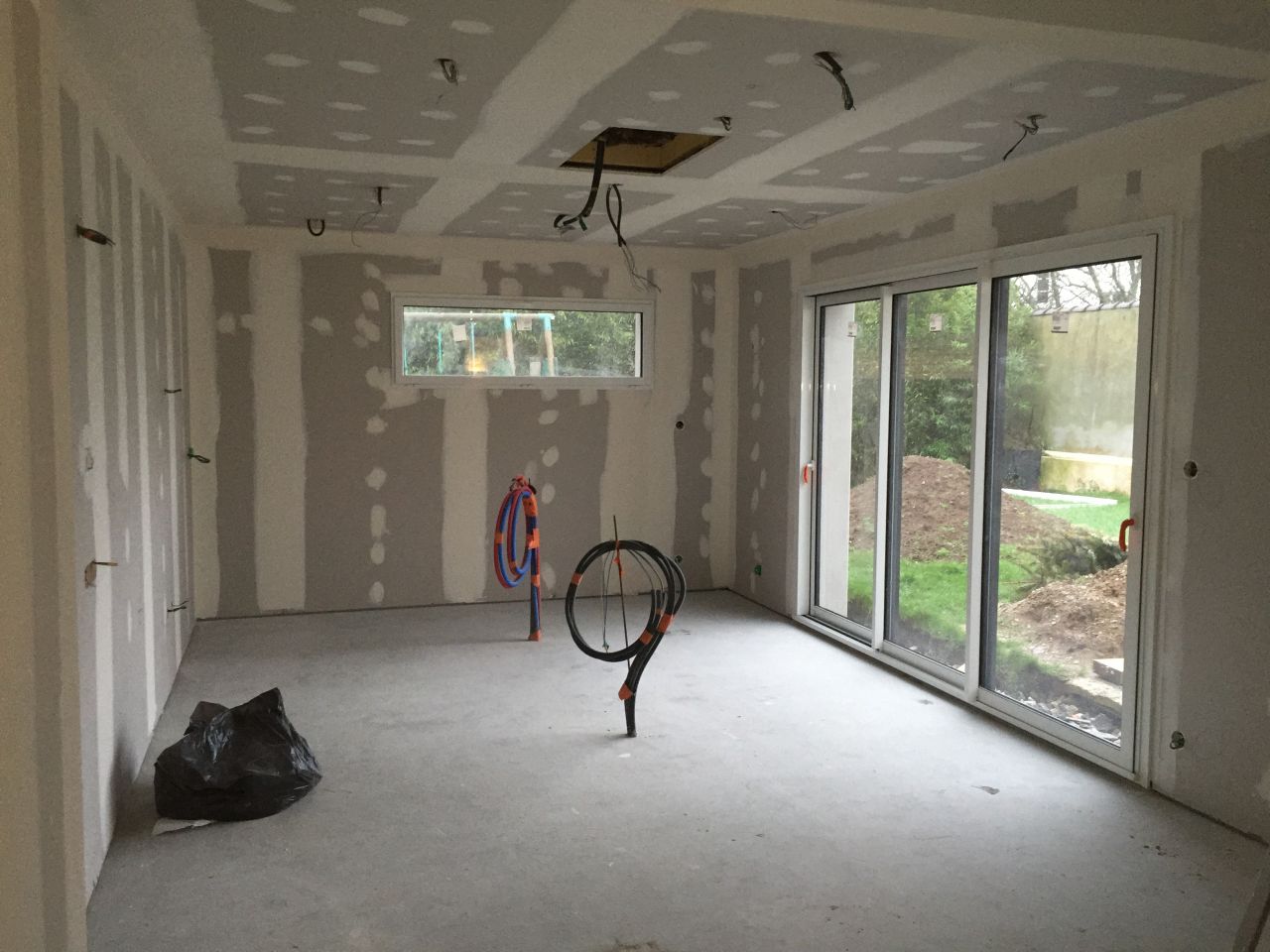 Future salle d'eau avec WC suspendu, bandes OK