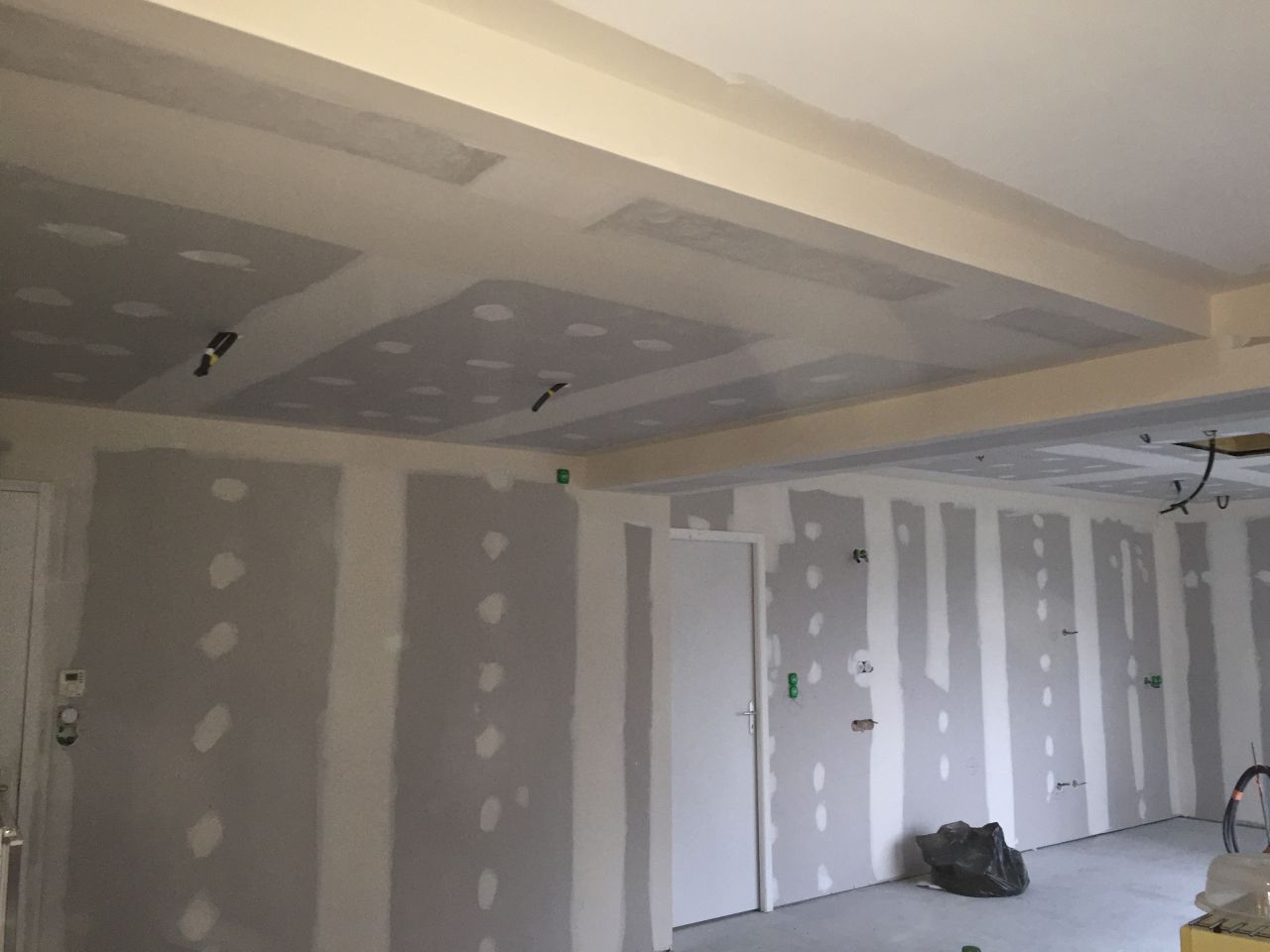 Ancienne et nouvelle cuisine. Faux plafond dans l'ancienne pour intégration éclairage. Et en fond, nouvelle cuisine. Bandes OK