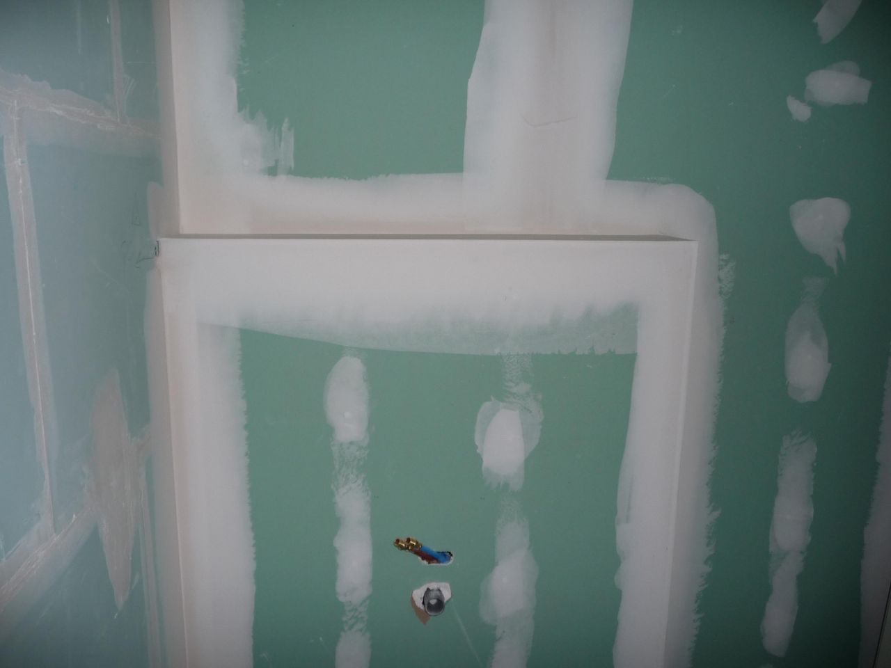 Coffre devant le lavabo qui servira à poser des petits objets