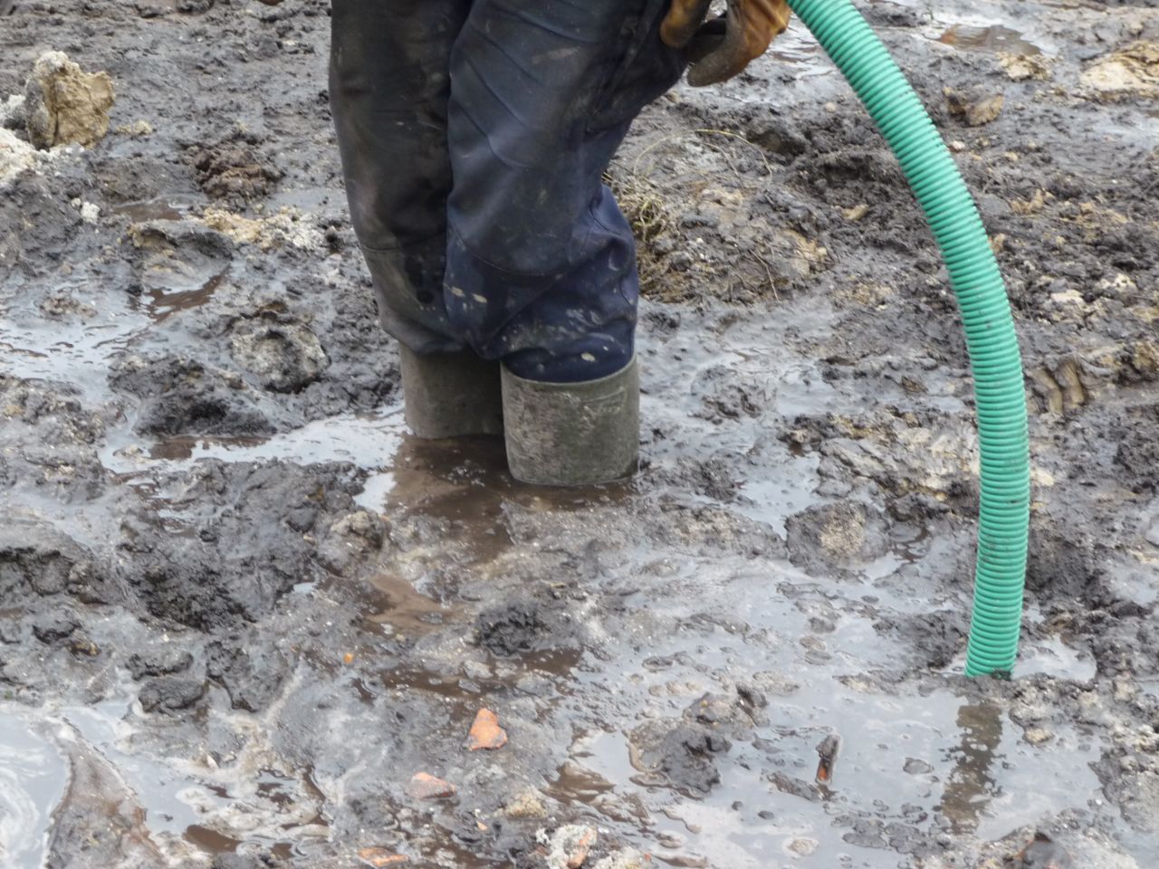 L'eau de ruissellement s'est accumulée devant l?entrée de la parcelle