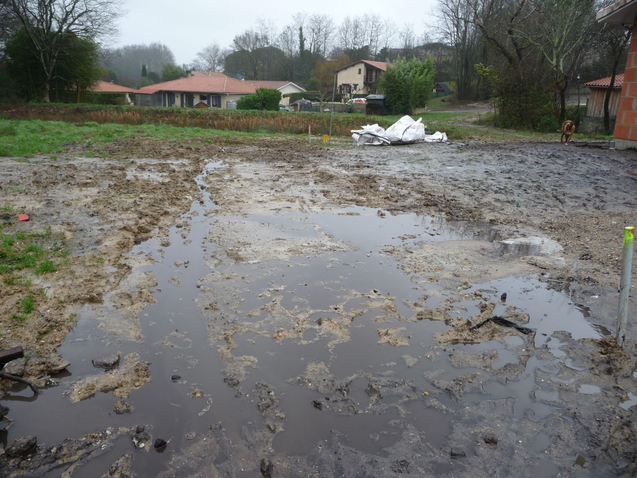 le terrain est gorgé d'eau devant la  maison