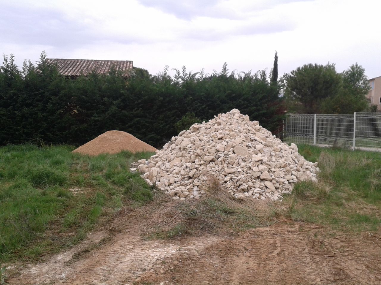 Livraison des pierres pour les gabions pour contenir le remblai du jardin