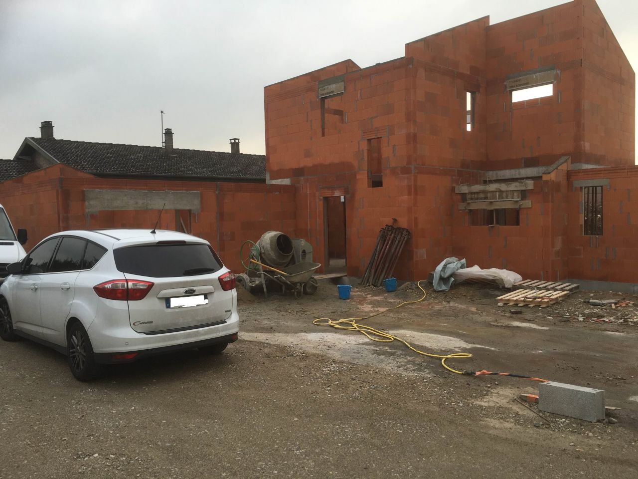Vue sur le garage et sur le versant Est de la maison