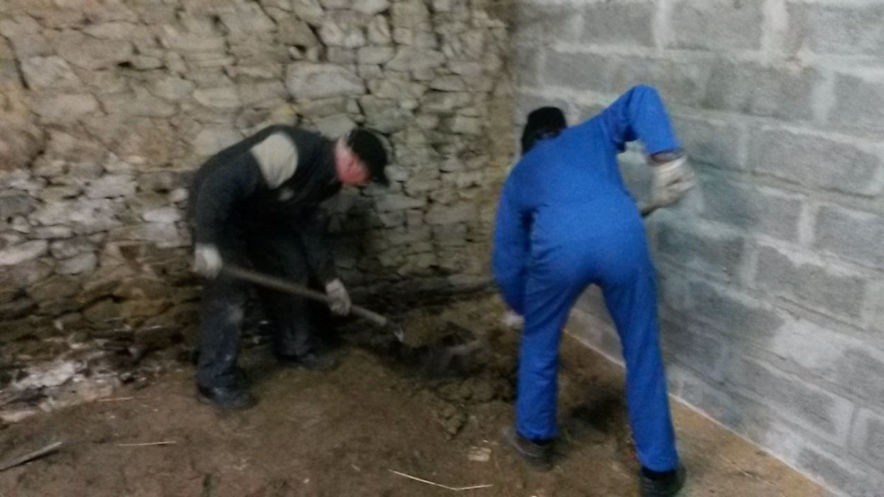 Terrassement des tranches pour les vacuations d'Eaux Uses (EU) (emplacement : sous la douche pour que vous vous situiez sur le plan)