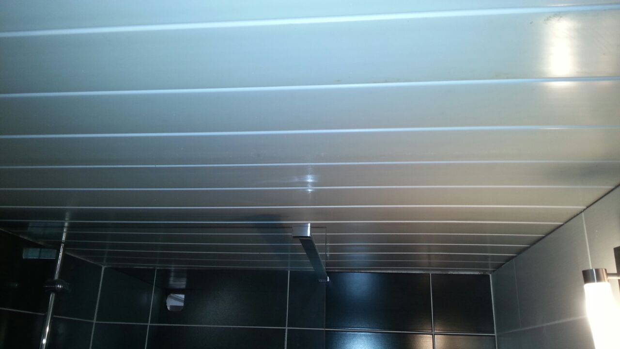 Plafond de la salle d'eau en lambris PVC