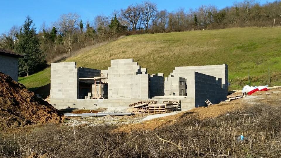 voil enfin les murs qui vont dessiner notre future maison