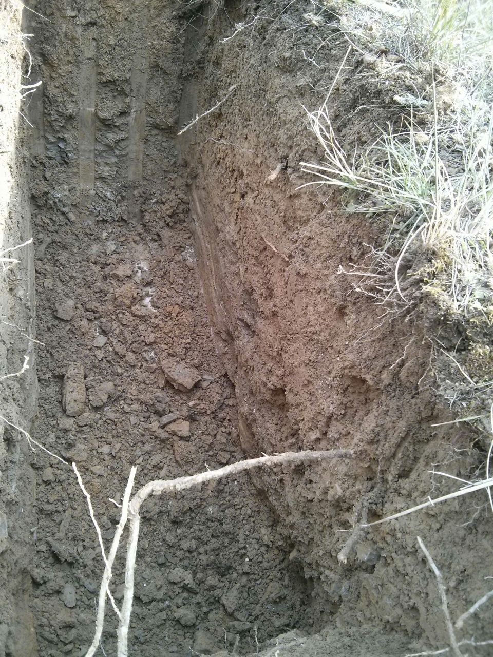 Vu de la composition du sol : ~1m de terre et argile puis de la roche