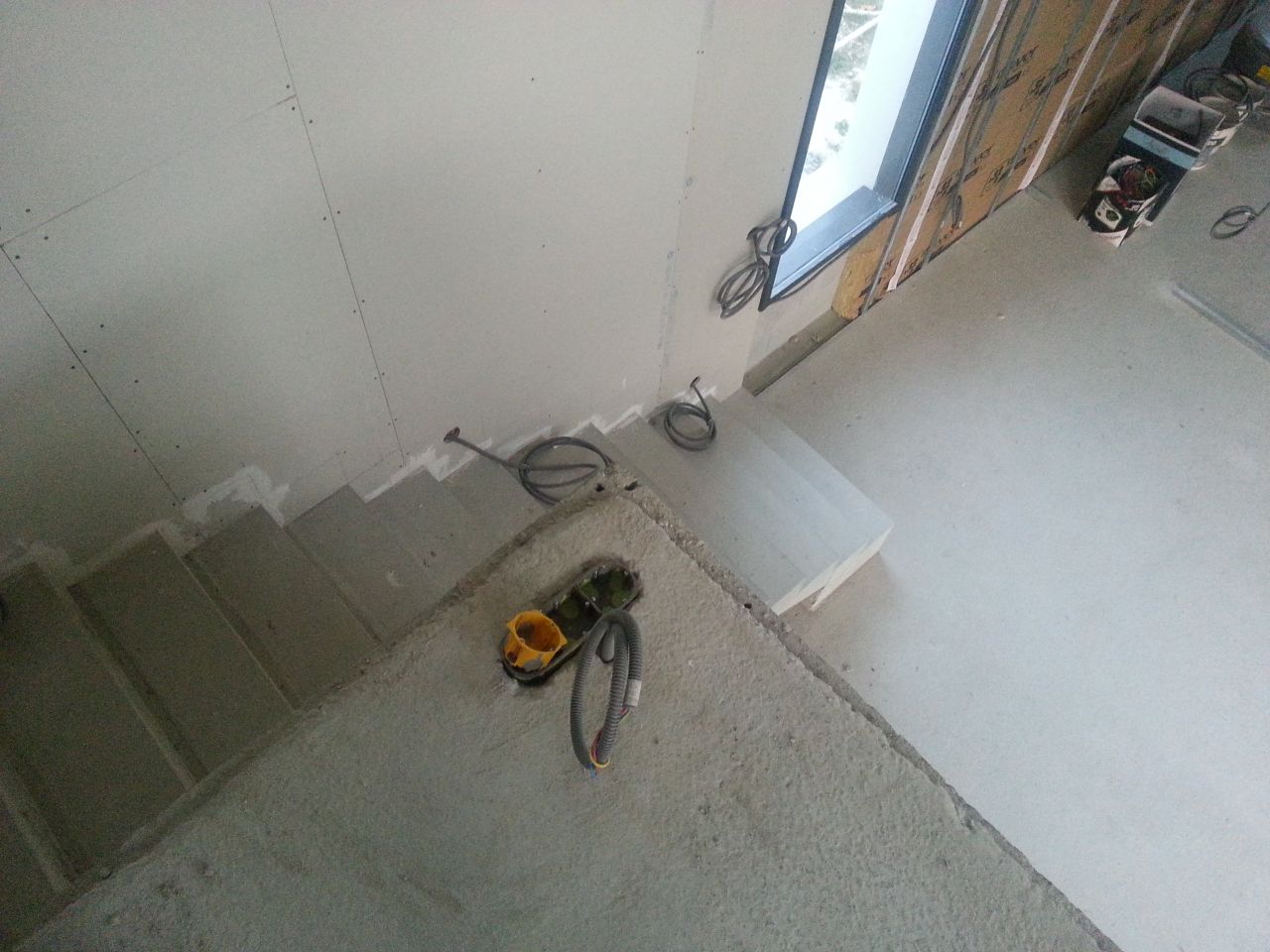 prise mezzanine