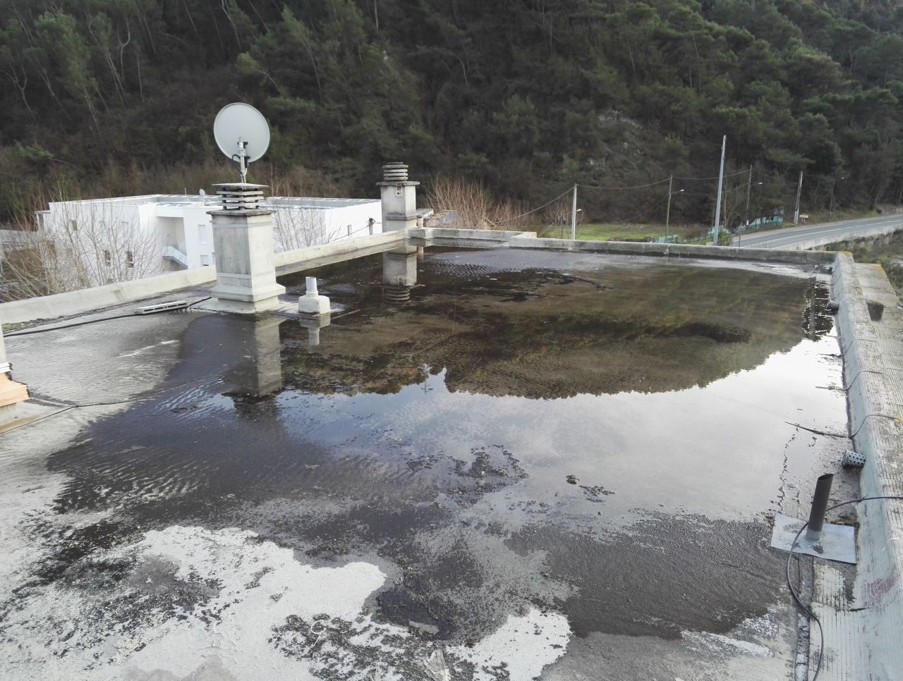 L'eau qui stagne sur la terrasse, il n'y a plus de pente...
<br />
On voit les deux vacuations cot droit.