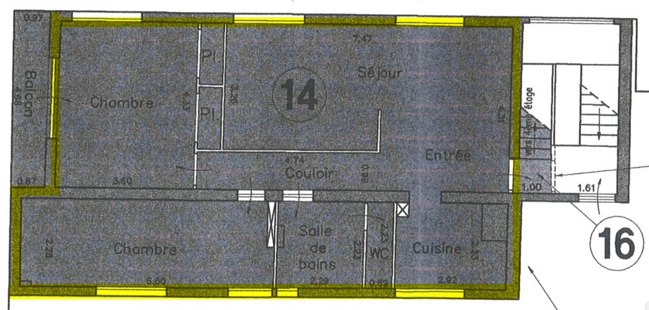 En jaune fluo ce sont les limites de la terrasse pose sur le toit de l'appartement.
<br />
L'accs se fait par l'escalier a droite sur le plan.