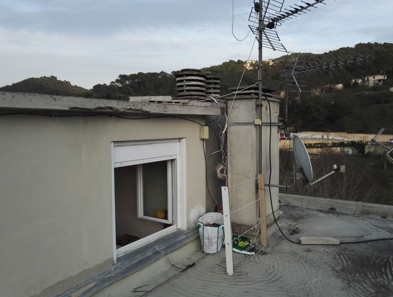 L'accs actuel a la terrasse, il sera agrandi par la suite avec la cration de marches  l'intrieur de la pice.