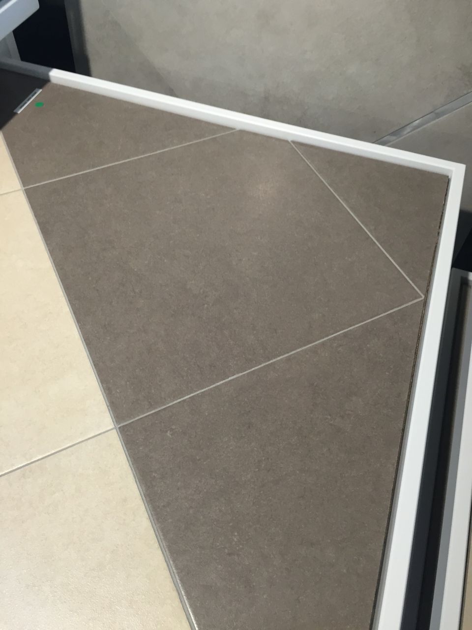 Pour la salle de bain. carrelage au sol (le plus foncé)