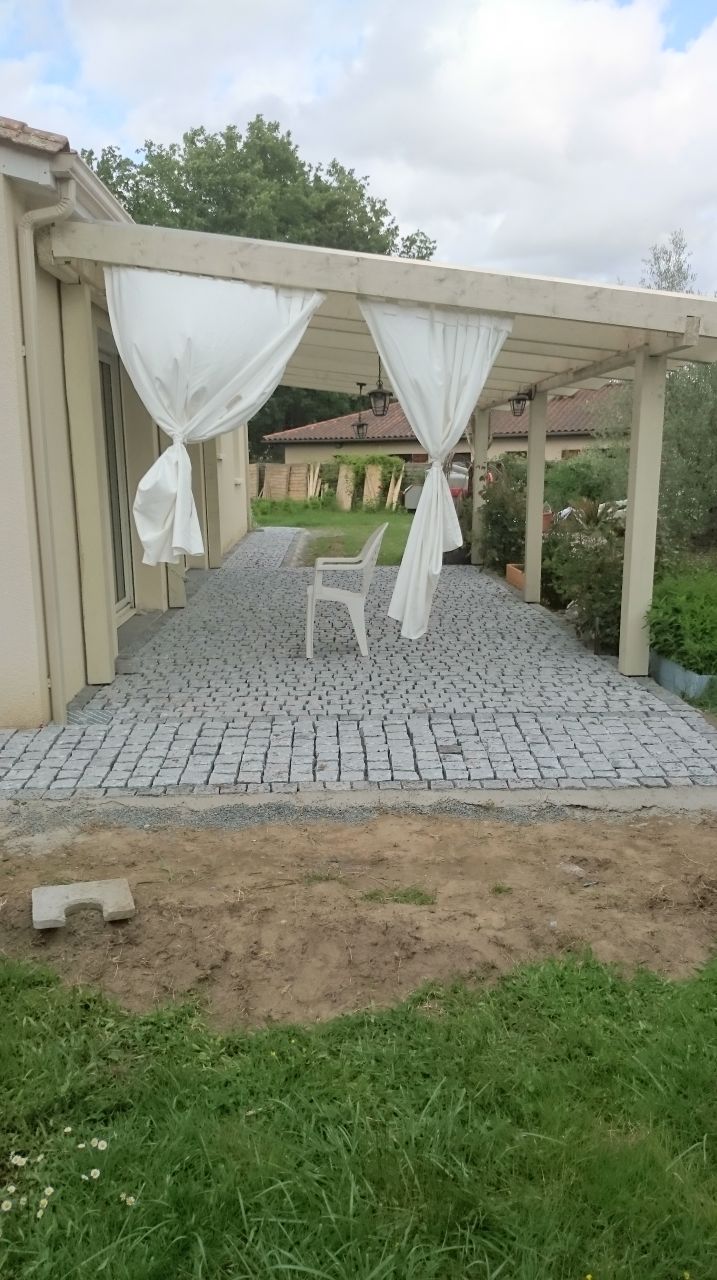 Terrasse en pavé de granit terminé.