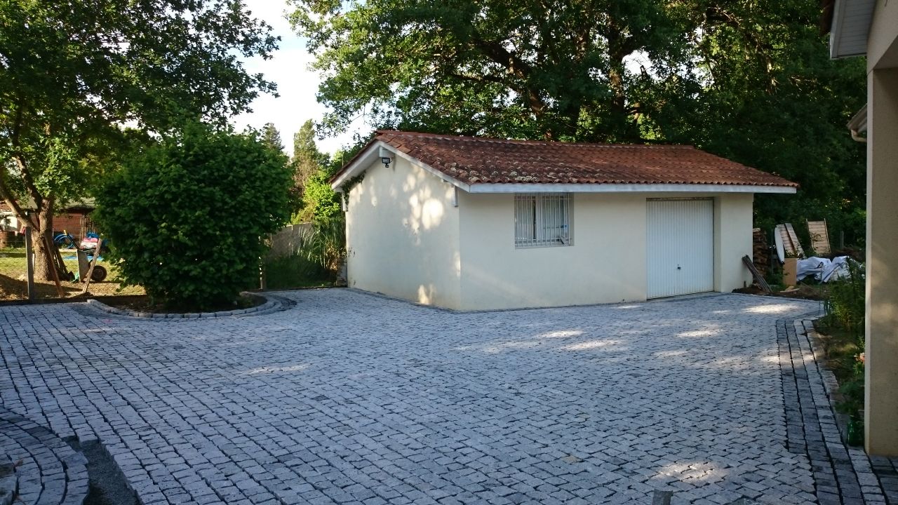 La cour terminé mais sans les joints.
<br />

<br />
Manque 10m² de pavé sur la première livraison de pavé.