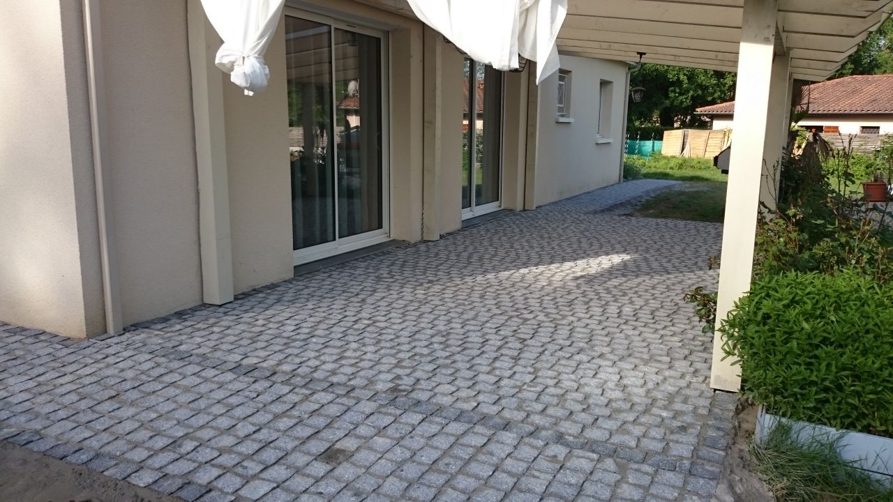 Terrasse en pavé de granit avec les joints
