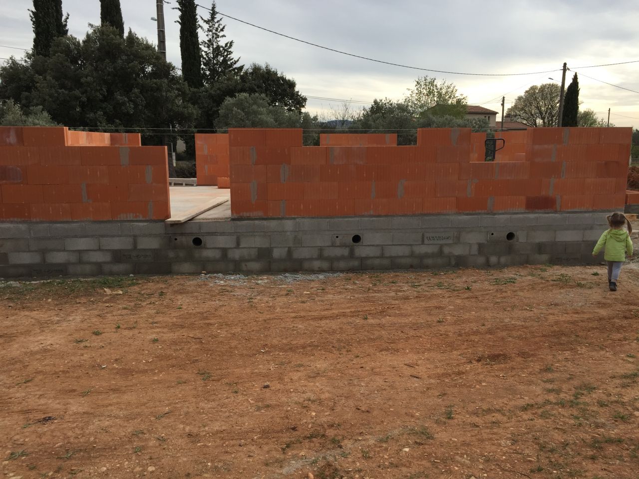les murs montent