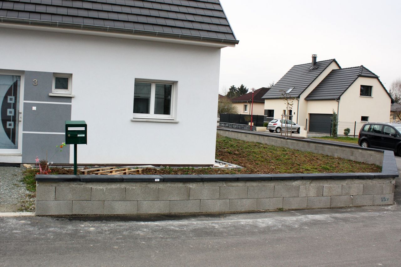 Les couvertines devant la maison ont t refaites ! Plus de dcoupe inesthtique donc.