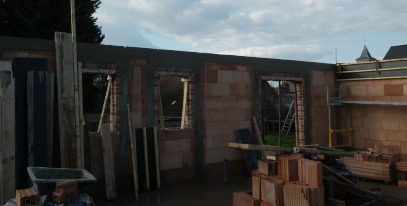 Aspect après coulage du béton dans le coffrage réalisé pour les chaînages .