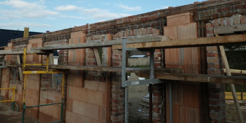 Aspect avant coulage du béton dans le coffrage réalisé pour les chaînages .

Attention ce n'est pas terminé.