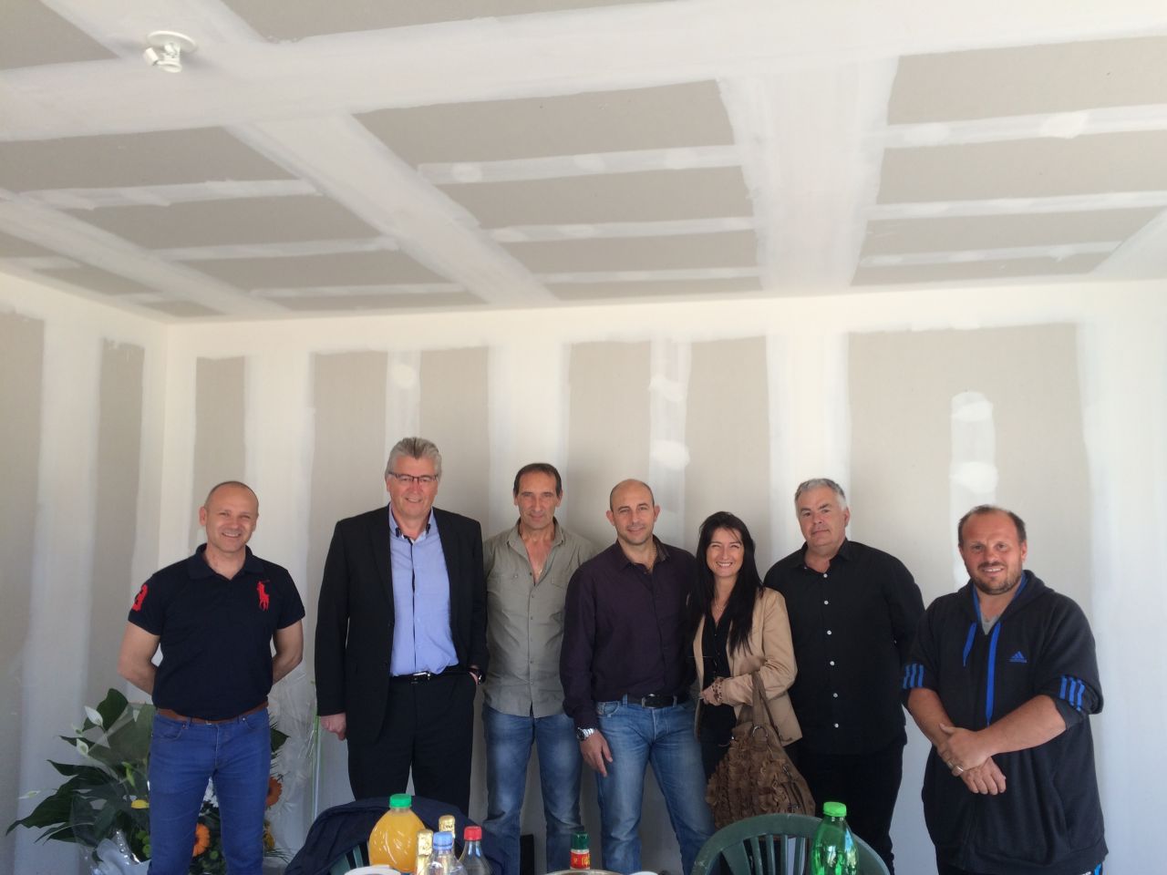 L'équipe de VILLA PRISME: PDG, Commerciaux, CDT, Directeur de Travaux. Lors de la remise de clefs.