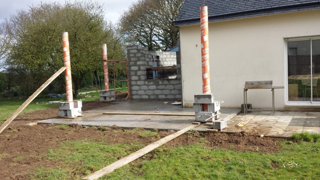 Les poteaux de soutien de la terrasse couverte ont t couls