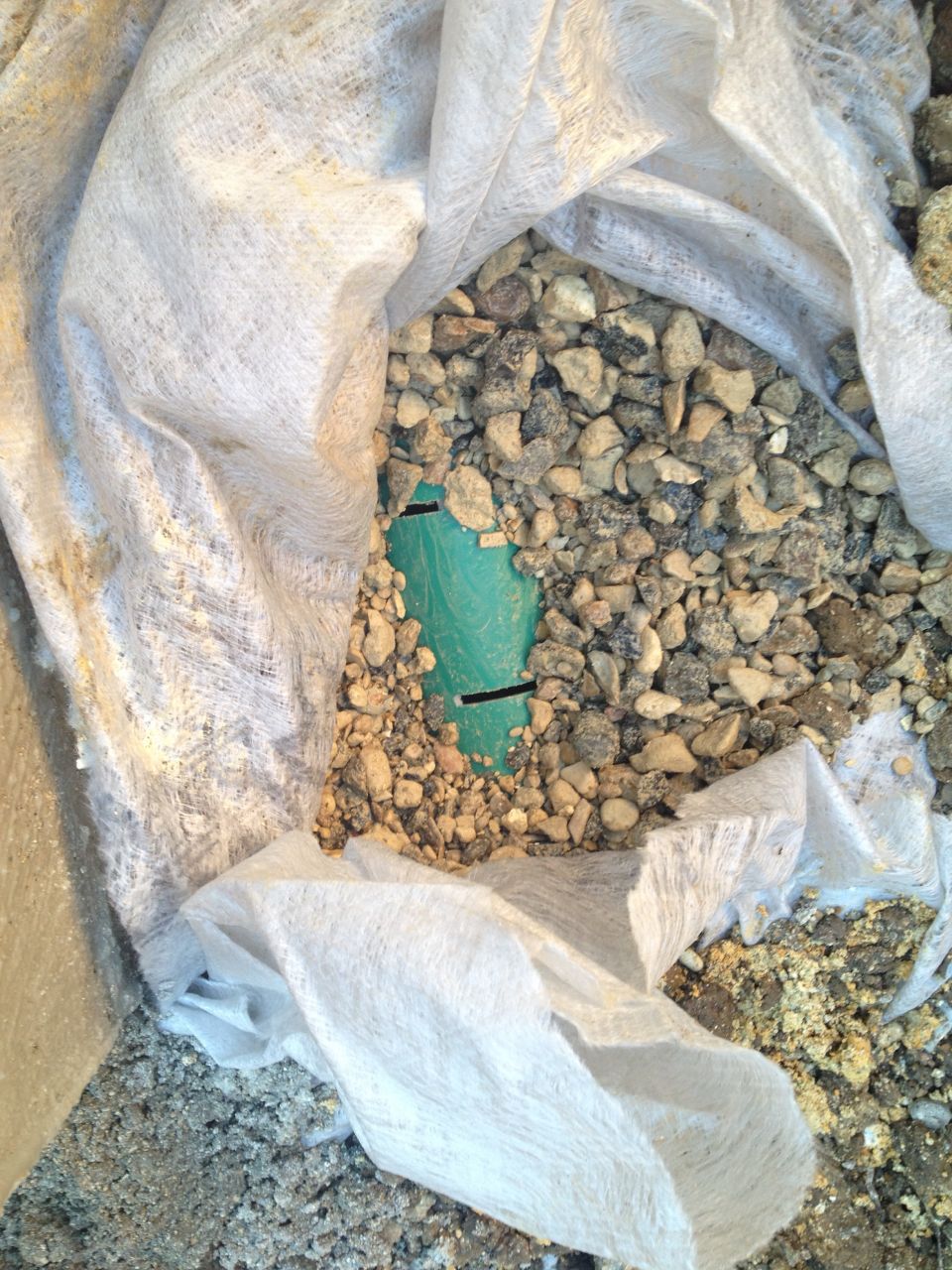 Drain routier + cailloux + geotextile