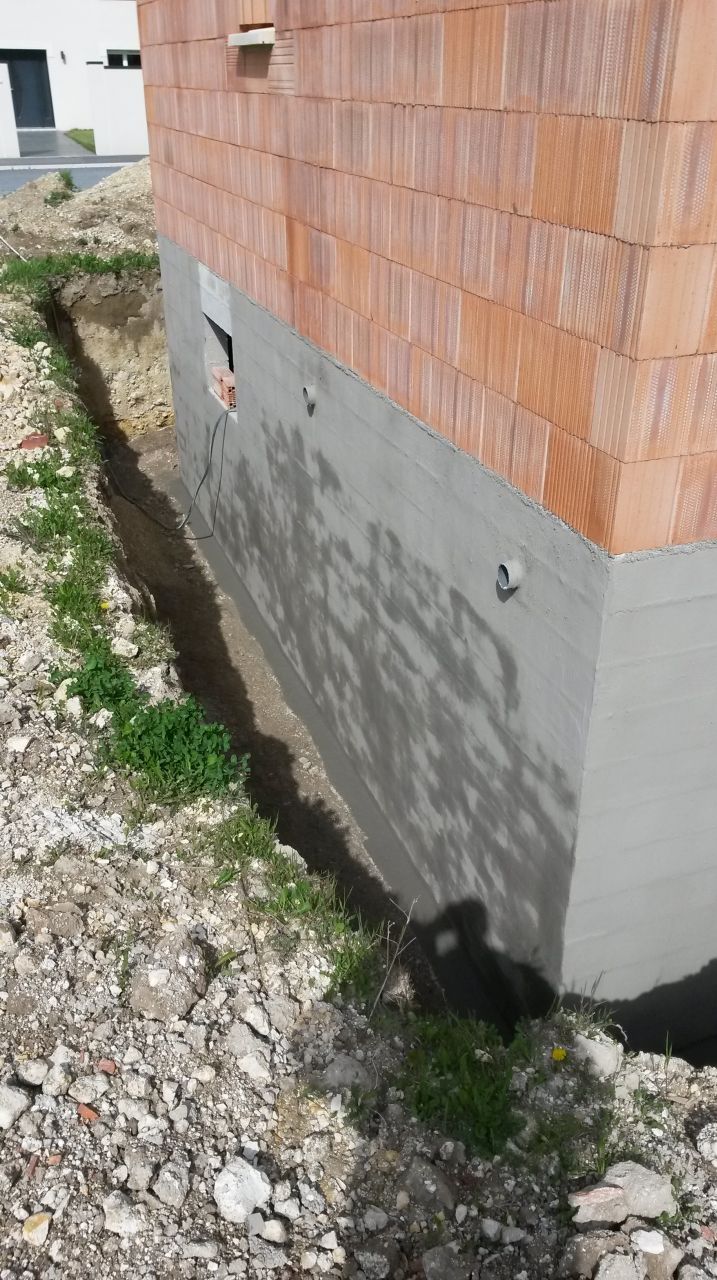 2éme couche à la brosse de l'enduit imperméabilisant (SIKA Fondation SP) sur les murs du sous sol