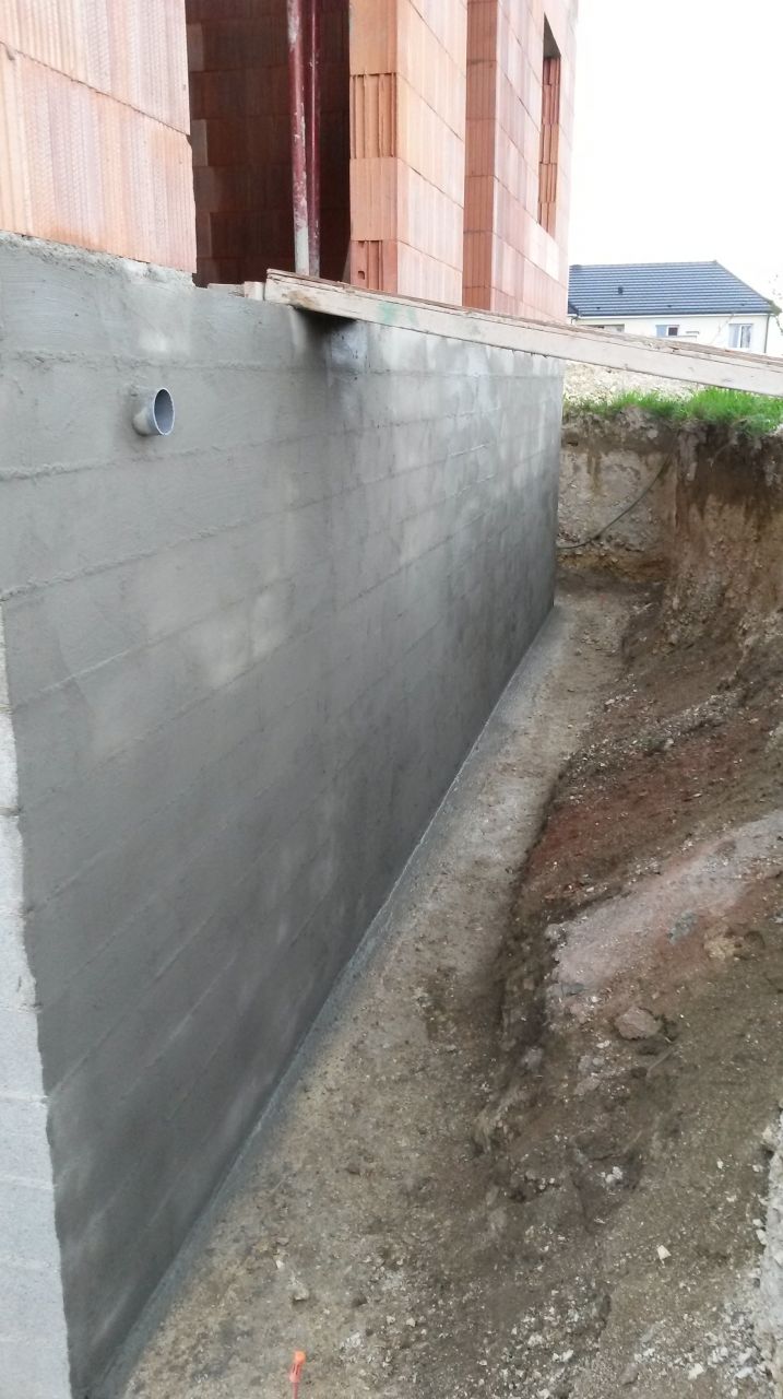 1ére couche à la brosse de l'enduit imperméabilisant (SIKA Fondation SP) sur les murs du sous sol