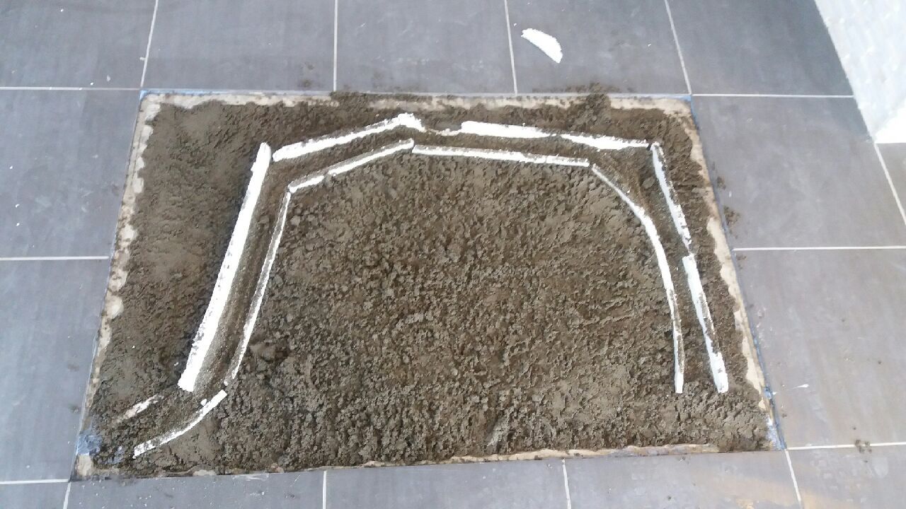 plancher chauffant réparé, le tuyau se trouve dans le sable au milieu du polystyrène