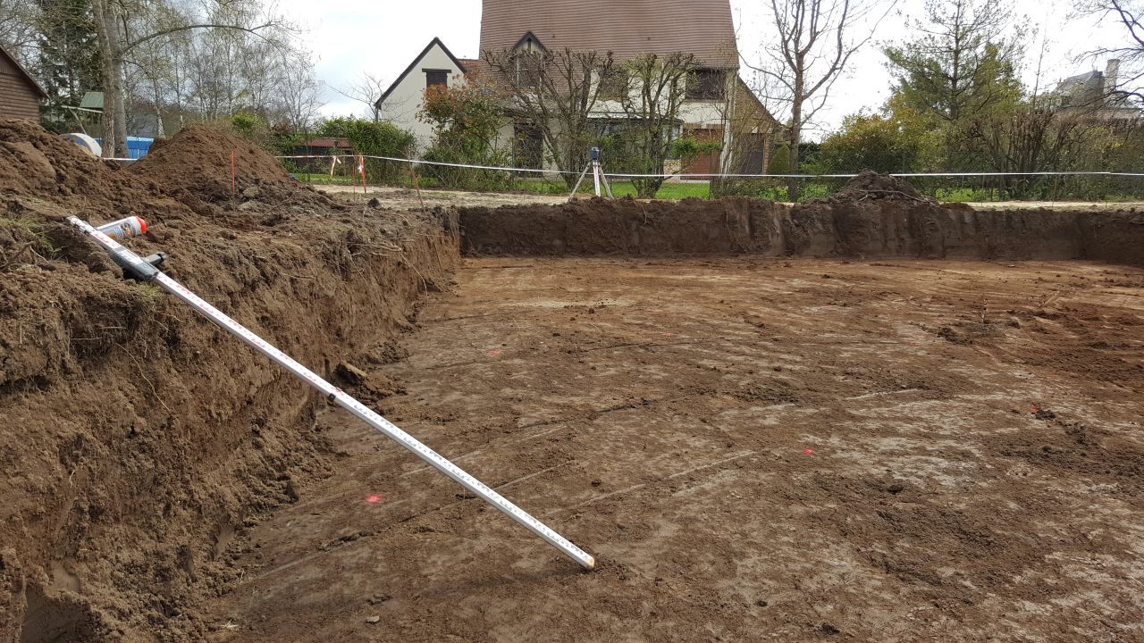 Terrassement du pavillon par l'entreprise Meneau Gerin
<br />
Profondeur : 1,20 m
<br />
Cubage de terre enlev : 350 m3