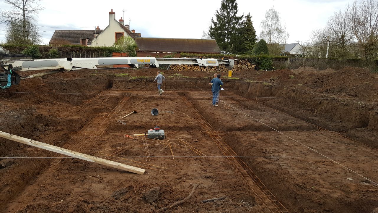 Terrassement du pavillon par l'entreprise Meneau Gerin
<br />
Profondeur : 1,00 m
<br />
Cubage de terre enlev : 350 m3