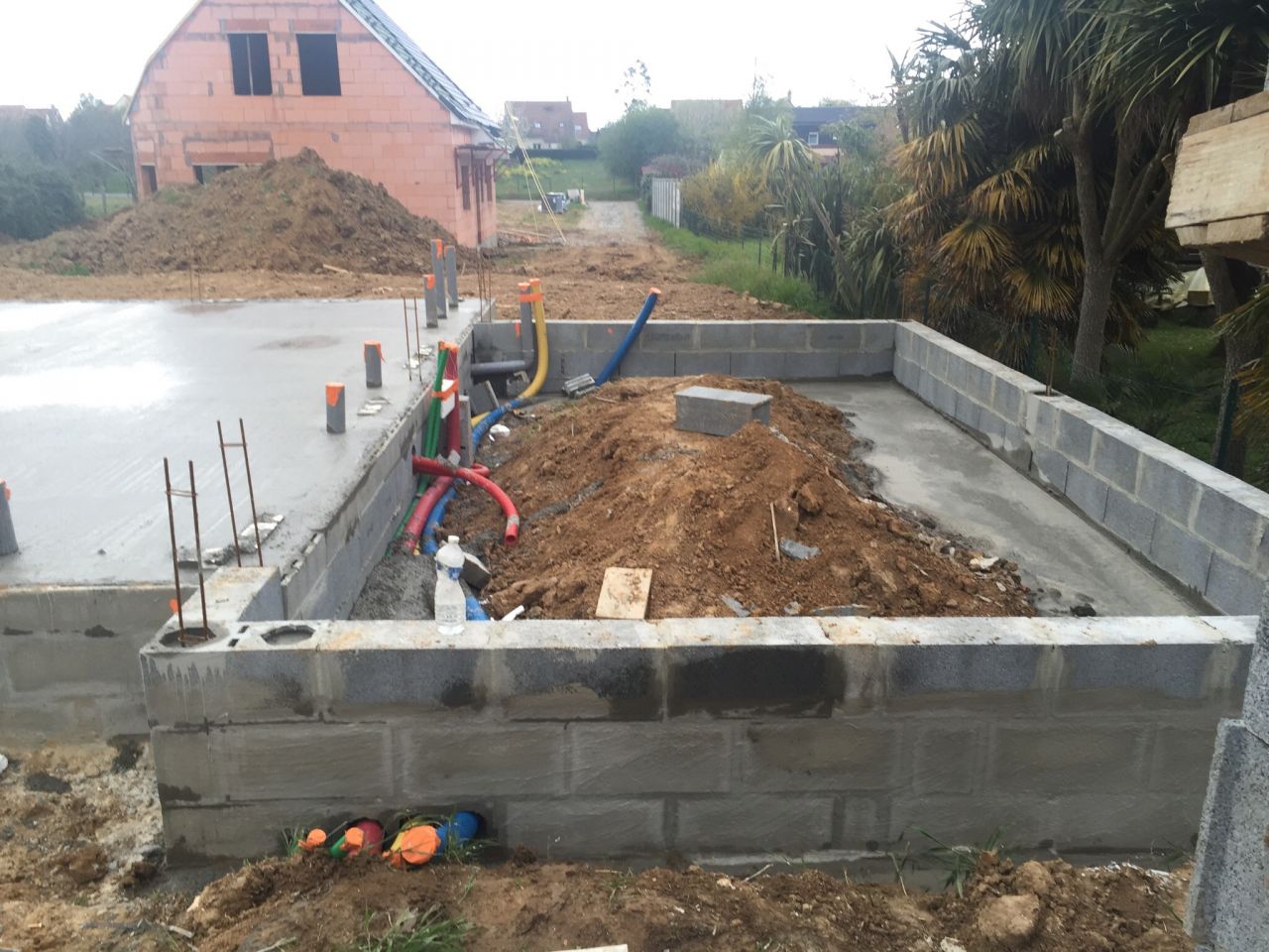 Le passage des gaines est fait. J'ai fait rajout deux gaines qui vont du garage au vide sanitaire. Cela me facilitera le passage des tuyaux d'eau et de cbles lectriques pour l?clairage de la terrasse.