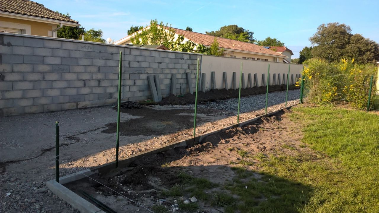 Allée avec bordures béton en cours de pose