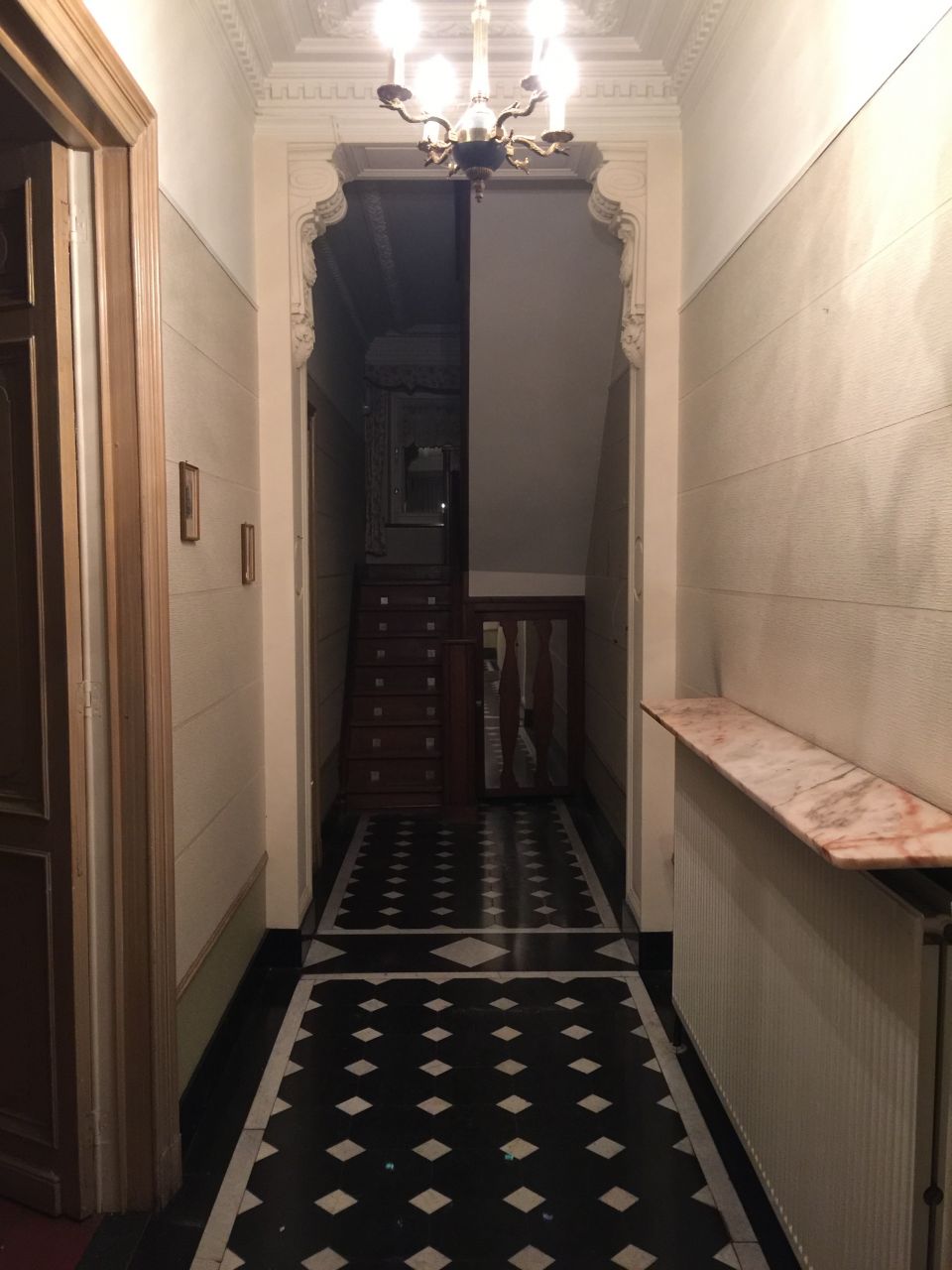 Hall d'entre d'origine avec moulures et sol en noir de mazy avec cabochons en marbre blanc.
<br />
Ce hall va tre conserv en l'tat mais restaur.