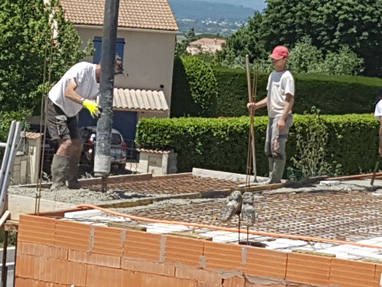 ils commencent à couler le béton vibré