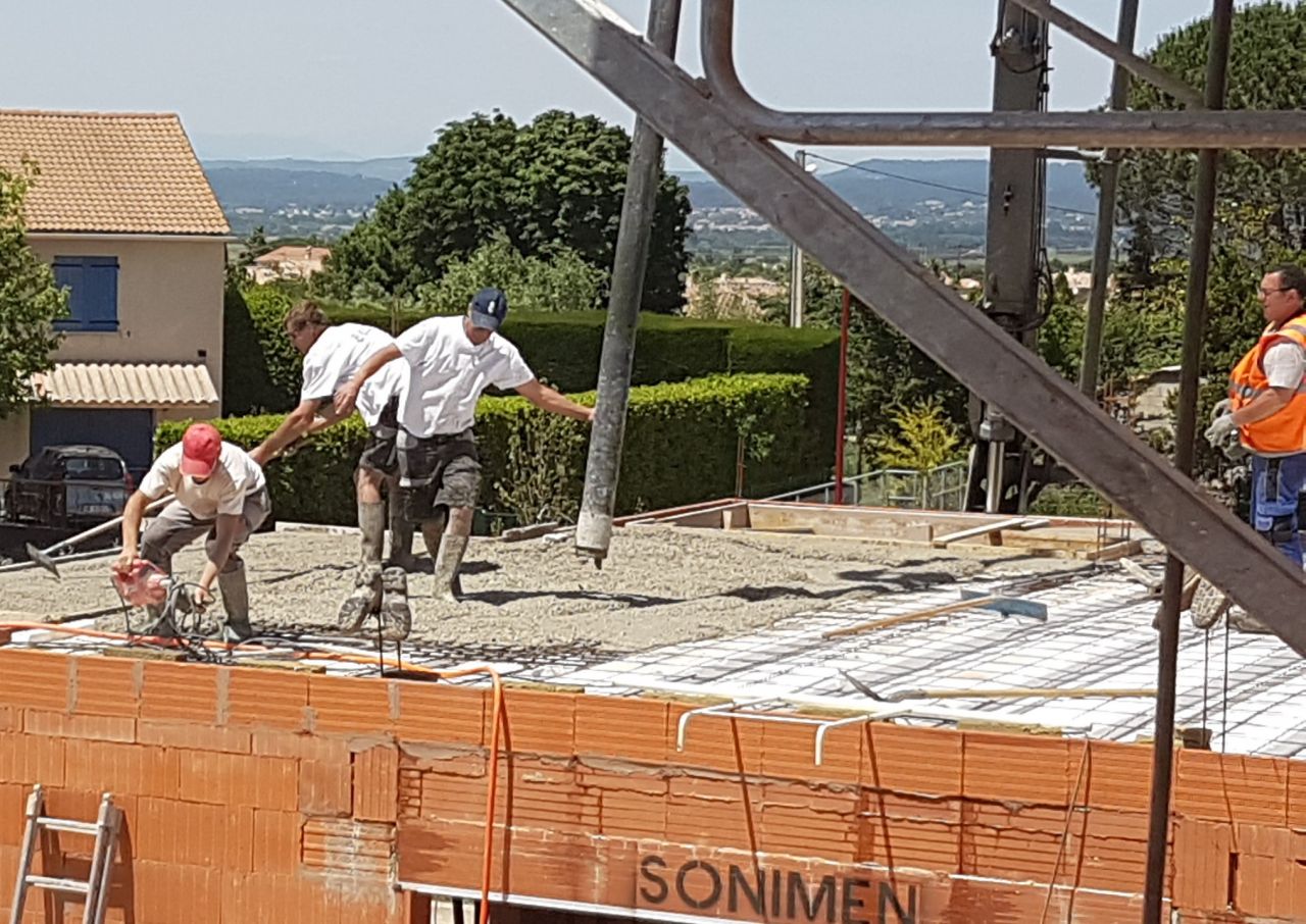 ils commencent à couler le béton vibré