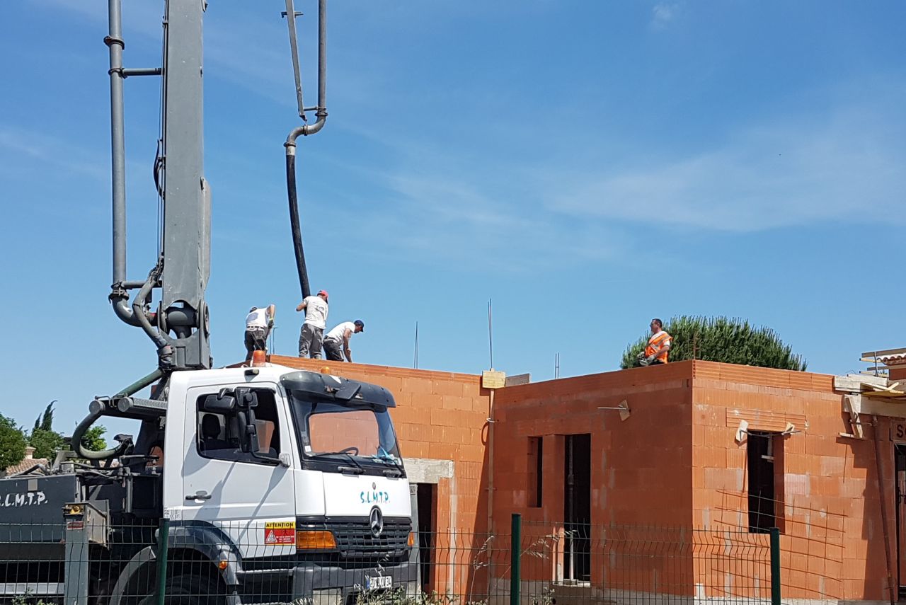 ils continuent à couler du béton vibré