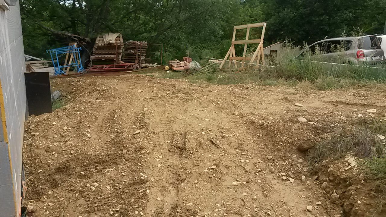 Remise a niveau de la terre autour de la maison