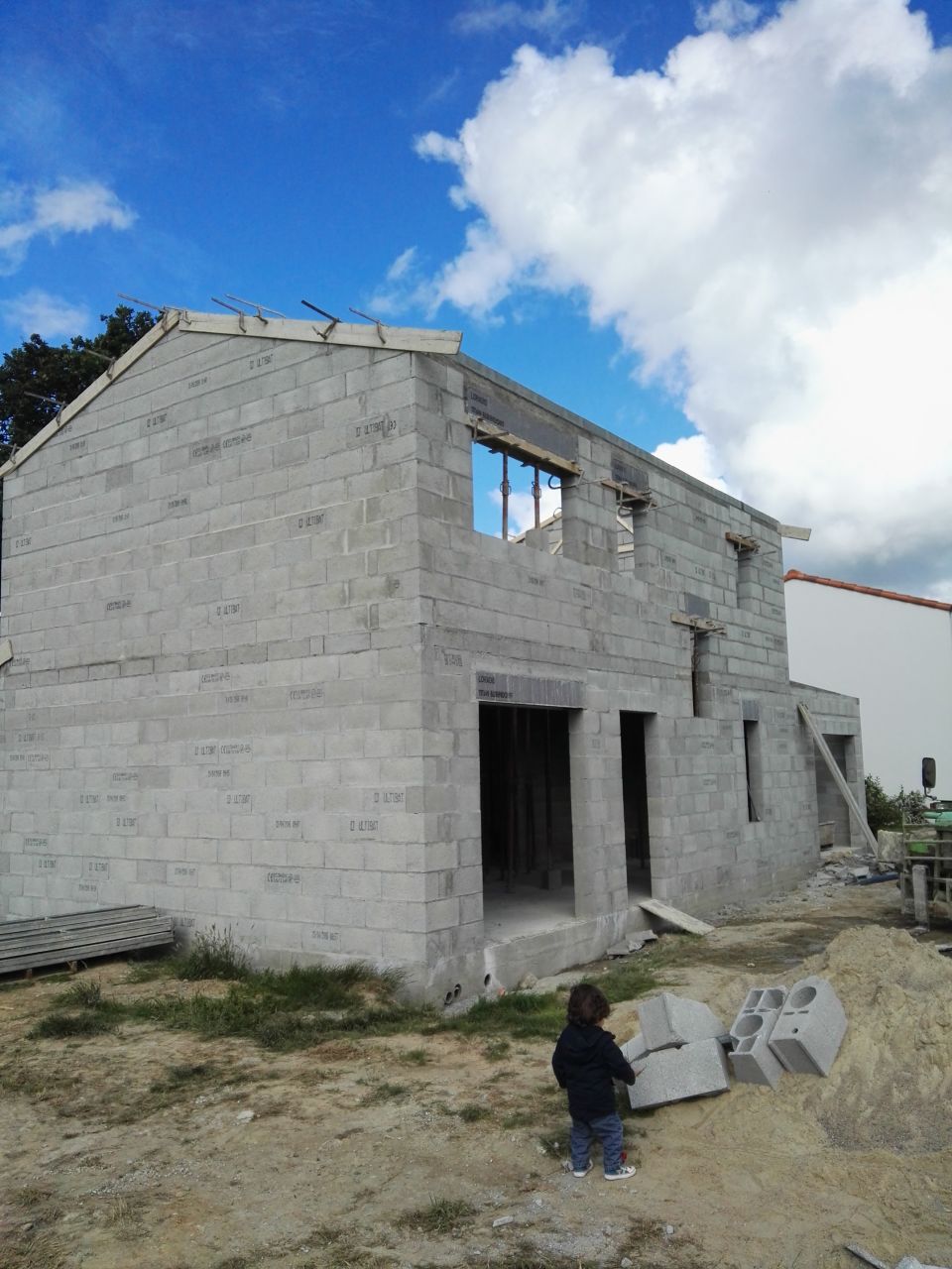 fin de la maçonnerie (reste les appuis de fenêtres et les seuils de porte)