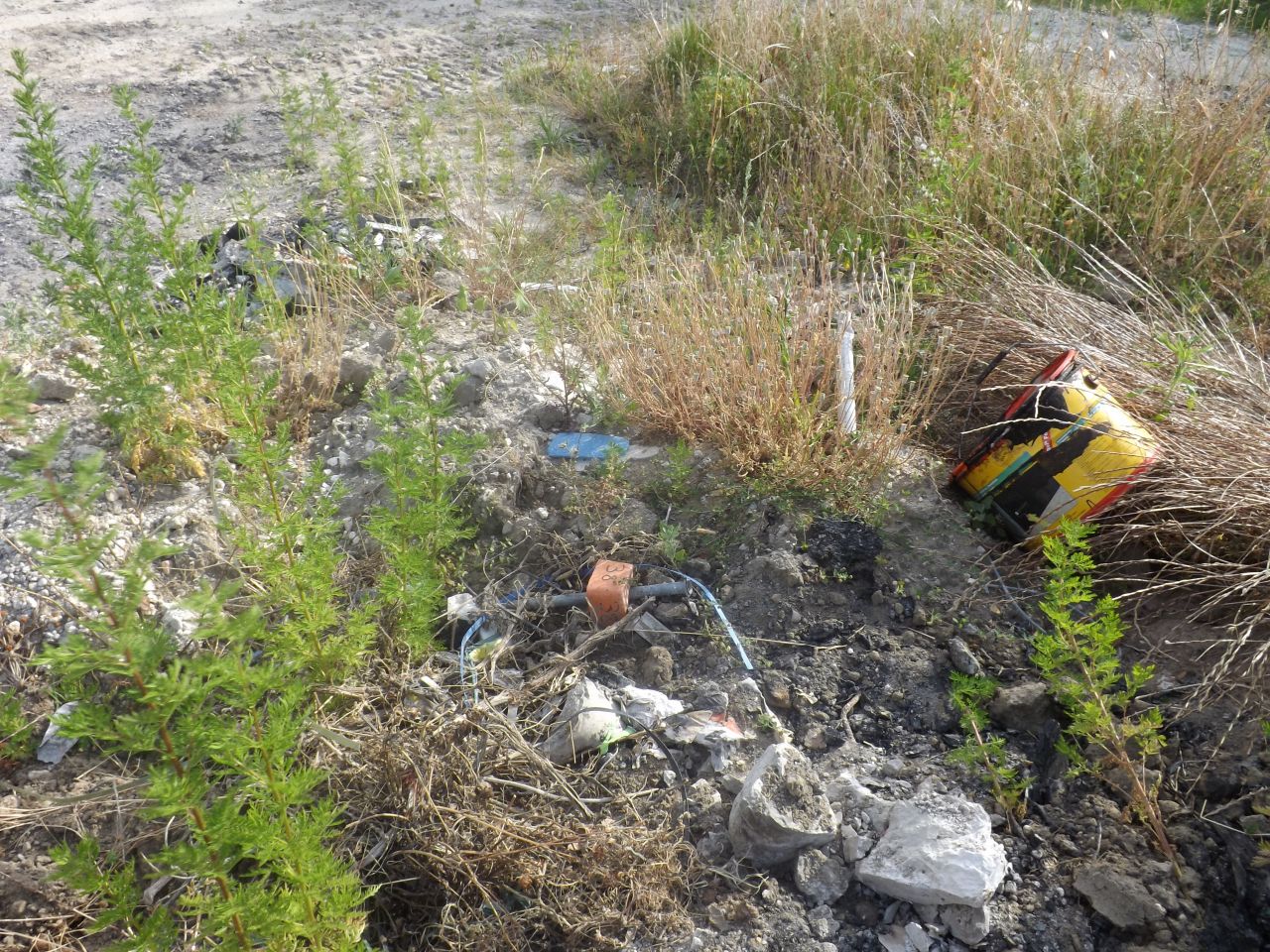 Le terrain est propre en comparaison de ce qu'il tait encore il y a peu de temps. On est pass enlev quelques clous (environ 3kg pour 50% du restant de palettes brules sur le terrain). Une borne a t arrache et encore quelques restes...