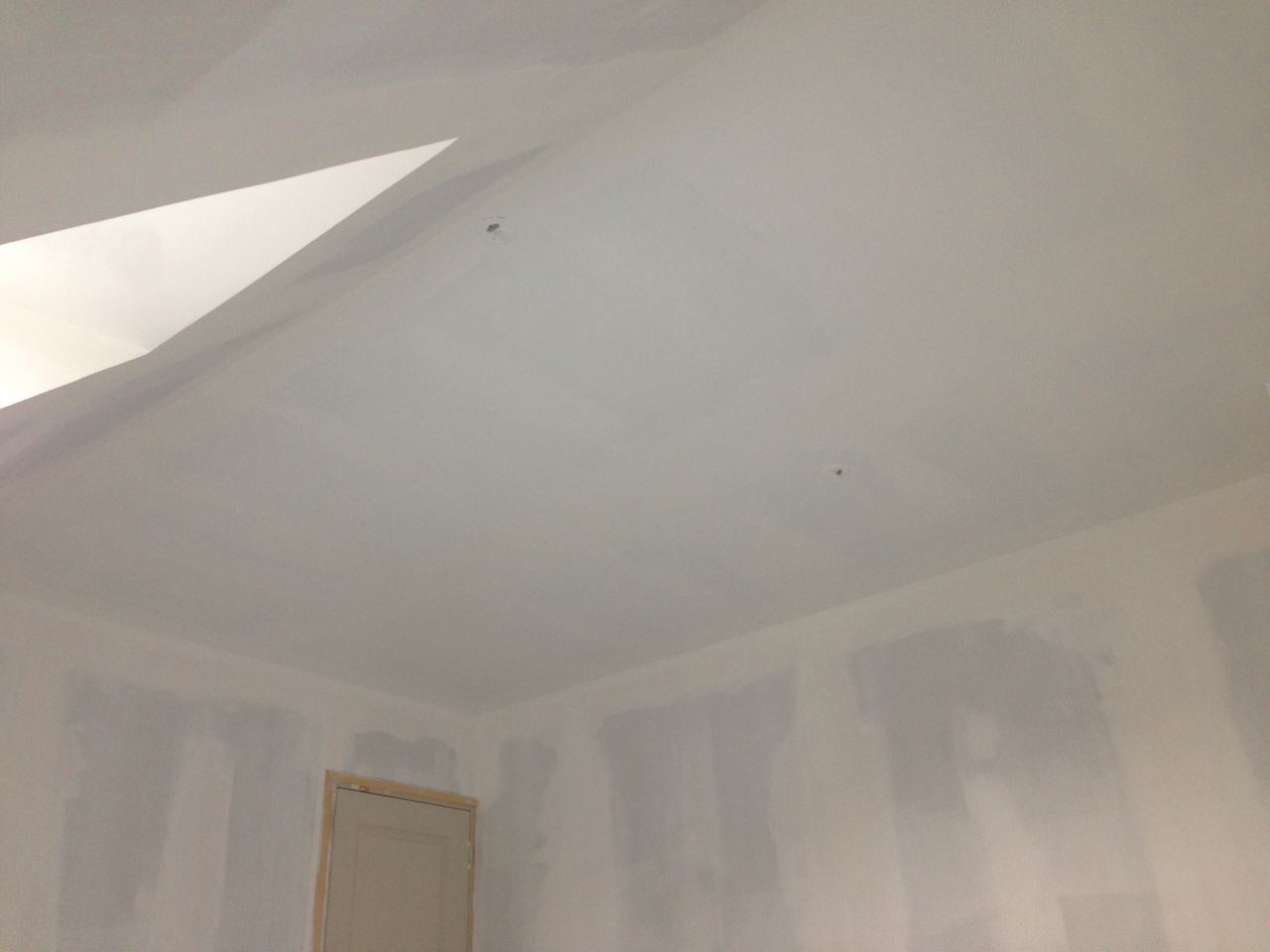 1ère couche de peinture blanche au plafond