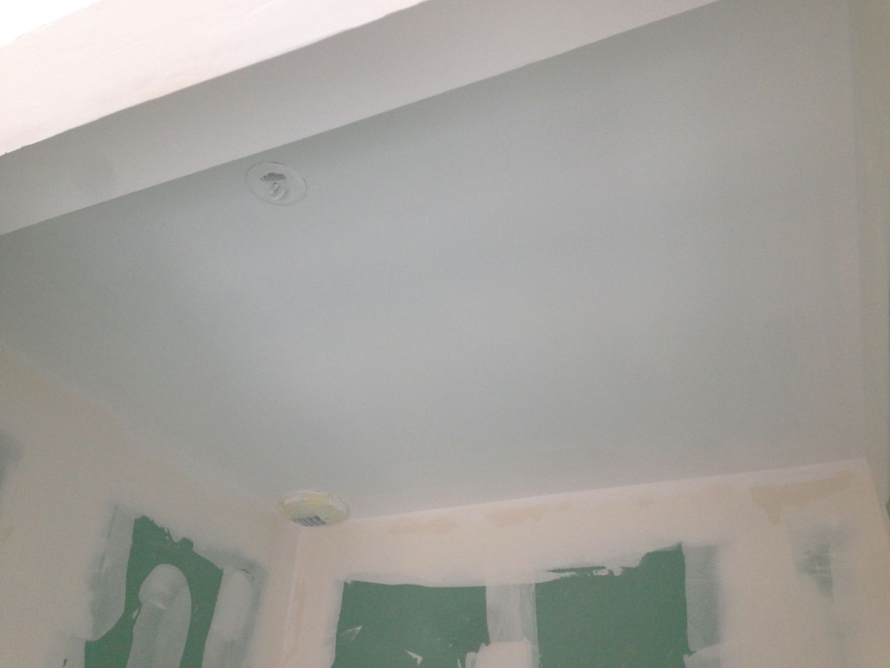 1ère couche de peinture blanche au plafond