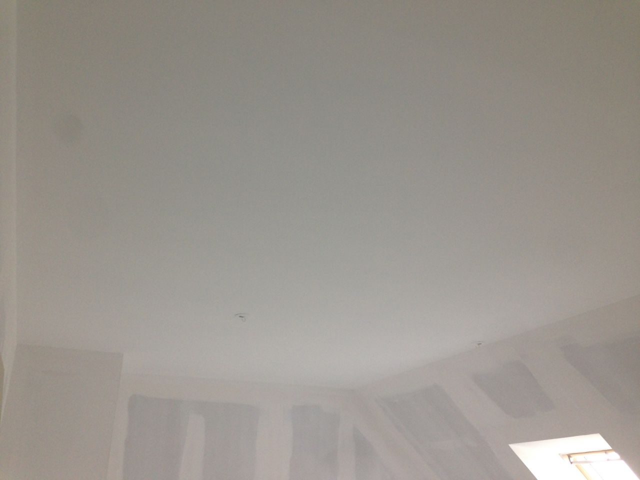 2ème couche de peinture sur plafond chambre étage