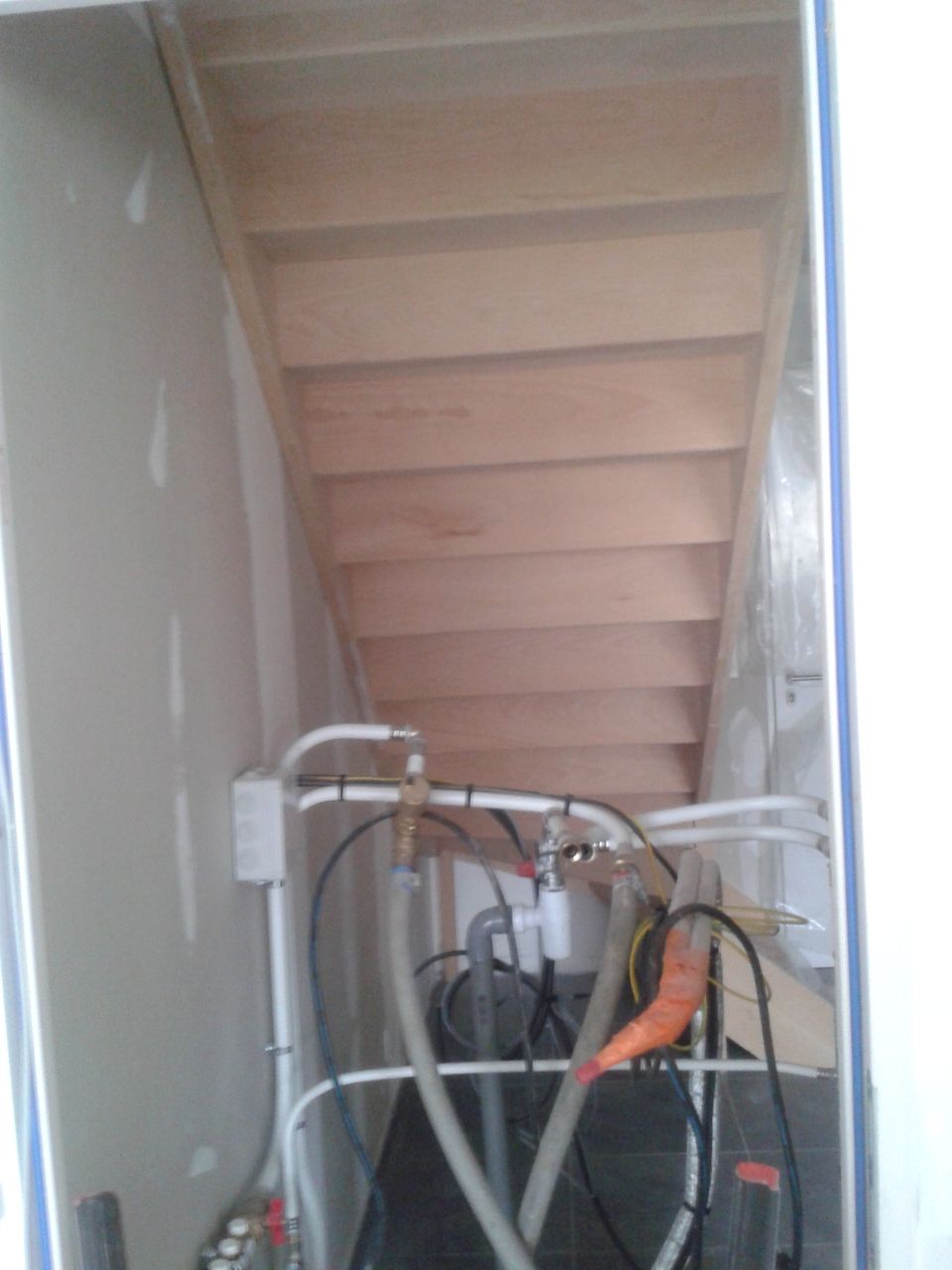 Voila, l'escalier en hêtre a été posé ! il est magnifique !
