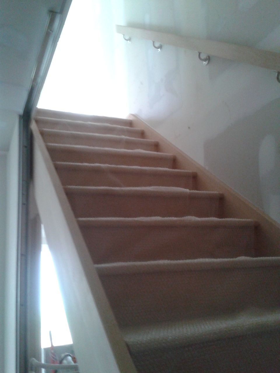 Voila, l'escalier en hêtre a été posé ! il est magnifique !